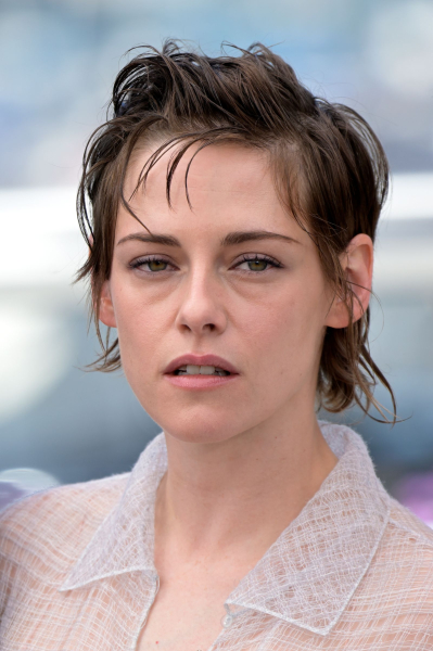 Kristen Stewart poses at Cannes with messy short hair
